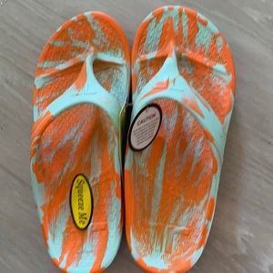 NWT Telic Sandals
